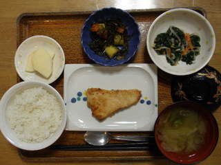 きょうのお昼ご飯は、焼き魚、胡麻和え、切り昆布煮、味噌汁、果物でした。