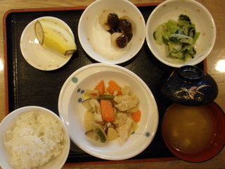 今日のお昼ご飯は、竹の子と鶏肉の治部煮風、和え物、里芋のみそだれ、味噌汁、果物です。