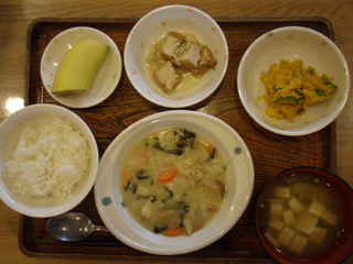 きょうのお昼ご飯は、鶏肉のクリーム煮、サラダ、厚揚げ煮、味噌汁、果物でした。
