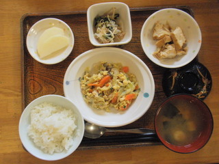 きょうのお昼ご飯は、親子煮、酢の物、含め煮、味噌汁、果物でした。