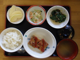 今日のお昼ご飯は、大豆炒りハンバーグ、ツナマヨ和え、酢の物、味噌汁、果物です。