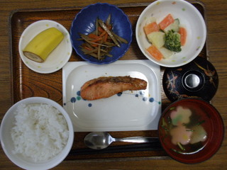 きょうのお昼ご飯は、焼き魚、きんぴら、温野菜、お吸い物、果物でした。