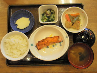 きょうのお昼ご飯は、鮭のもみじ焼き、含め煮、酢の物、味噌汁、くだものでした。