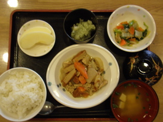 今日のお昼ご飯は、筑前煮、和え物、青のりポテト、味噌汁、果物でした。