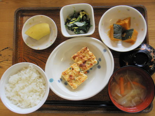 きょうのお昼ご飯は、豆腐ハンバーグ、焼き海苔サラダ、かぼちゃのミルク煮、味噌汁、くだものでした。