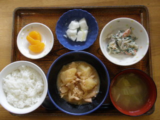 きょうのお昼ご飯は、鶏肉とじゃがいもの味噌煮込み、和え物、はんぺんのくず煮、味噌汁、果物でした。