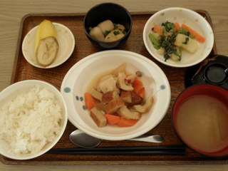 昨日のお昼ご飯は（10/22）、炊き合わせ、酢みそ和え、里芋煮、味噌汁、果物でした。