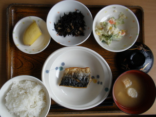 今日のお昼ご飯は、焼き鳥（鯖）、ポテトサラダ、ひじき煮、味噌汁、果物でした。