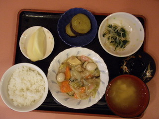 きょうのお昼ご飯は、八宝菜、和え物、さつま芋煮、味噌汁、果物でした。