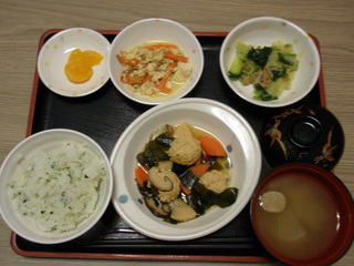 今日のお昼ご飯は、鶏つくね煮、なめたけ和え、炒り豆腐、味噌汁、果物でした。