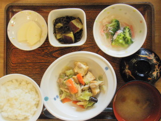 きょうのお昼ご飯は、鶏挽き肉と白菜の蒸し煮、和え物、煮物、味噌汁、果物でした。