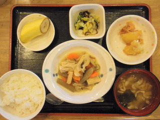 きょうのお昼ご飯は、炊き合わせ、和え物、じゃが煮、味噌汁、果物でした。