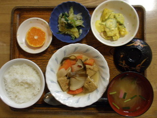 きょうのお昼ごはんは、がんもと根菜の含め煮、かぼちゃサラダ、おかか和え、味噌汁、果物でした。