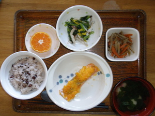 今日のお昼ご飯は、お赤飯、鮭のもみじ焼き、菊の酢のもの、きんぴら、お吸い物、果物でした。