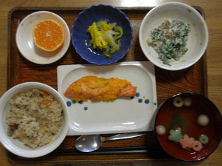きょうのお昼ご飯は、きのこおこわ、鮭のもみじ焼き、海老の白和え、菊の酢の物、お吸い物、果物でした。