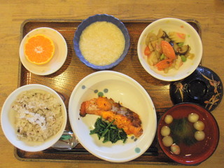 きょうのお昼ご飯は、五穀ご飯、鮭のもみじ焼き、煮物、とろろ、かき玉汁、果物でした。