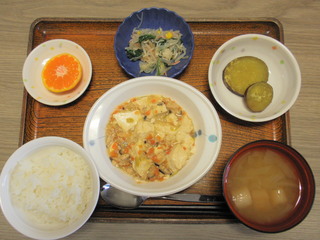 きょうのお昼ご飯は、麻婆豆腐、春雨サラダ、さつまいも煮、味噌汁、果物でした。