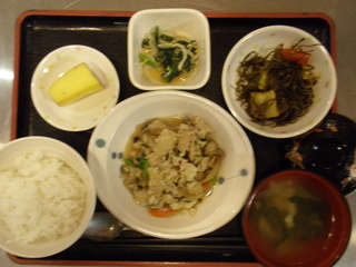 今日のお昼ご飯は、炒り豆腐、胡麻和え、切り昆布煮、味噌汁、果物でした。