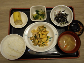 今日のお昼ご飯は、鶏肉とニラのザーサイ卵炒め、煮浸し、酢の物、味噌汁、果物でした。
