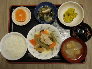 きょうのお昼ご飯は、炊き合わせ、煮浸し、かぼちゃサラダ、味噌汁、果物でした。