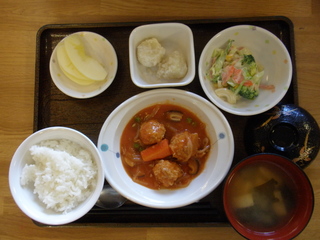 今日のお昼ご飯は、肉団子のケチャップ煮、サラダ、粉吹き芋、味噌汁、果物でした。