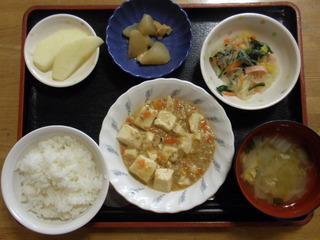 きょうのお昼ご飯は、麻婆豆腐、春雨サラダ、煮物、味噌汁、果物でした。