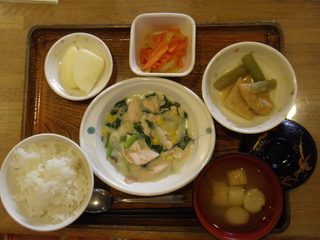 今日のお昼ご飯は、鶏肉と小松菜のチャウダー、人参きんぴら、煮物、味噌汁、果物でした。