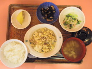 きょうのお昼ご飯は、豚肉と豆腐のチャンプルー、煮物、和え物、味噌汁、果物でした。