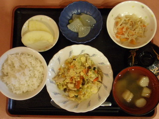 きょうのお昼ご飯は、親子煮、ごま和え、大根のくず煮、味噌汁、果物でした。