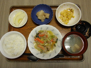 きょうのお昼ご飯は、肉野菜炒め、炒り卵、里芋のみそだれ、味噌汁、くだものでした。