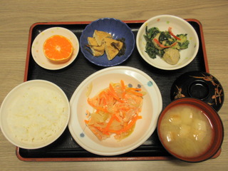 きょうのお昼ご飯は、鮭のゆず蒸し、芋和え、含め煮、味噌汁、果物でした。