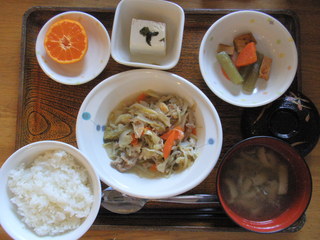 きょうのお昼ご飯は、肉野菜炒め、煮物、煮奴、味噌汁、果物でした。