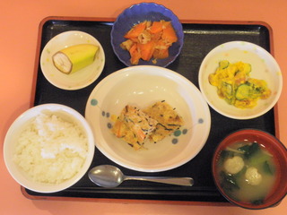 きょうのお昼ご飯は、豆腐ハンバーグ、サラダ、ツナ人参、味噌汁、果物でした。