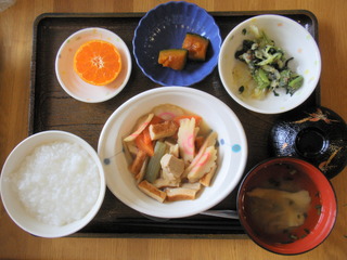 きょうのお昼ご飯は、炊き合わせ、和え物、煮物、味噌汁、果物でした。