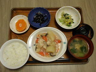 きょうのお昼ご飯は、吉野煮、白菜の和風ナムル、ひじきの酢の物、味噌汁、果物でした。