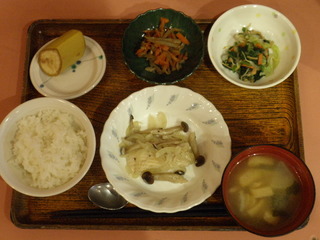 きょうのお昼ご飯は、赤魚のかぶら蒸し、なめたけ和え、きんぴら、味噌汁、果物でした。