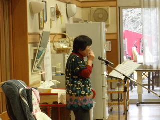 12/12　毎月見えています、大崎小夜子さんがハーモニカのボランティア演奏に見えてくださいました。季節感のある曲をいつも選んでくださり、今回は、クリスマスの曲を最初に、そして、懐かしい歌謡曲を混ぜて、みんなで歌いました。いつもありがとうございます。
