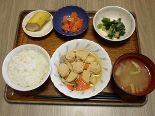 きょうのお昼ご飯は、鶏のつくね煮、天かす和え、ツナ人参、味噌汁、果物でした。