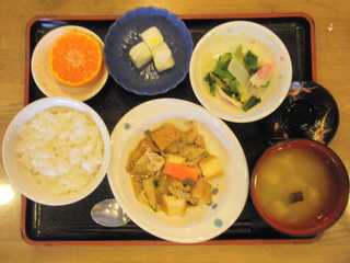 きょうのお昼ご飯は、豚肉と厚揚げのみそ炒め、さと煮、はんぺんのゆずあん、味噌汁、果物でした。
