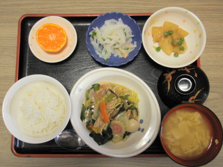 きょうのお昼ご飯は、八宝菜、じゃが炒め煮、大根サラダ、味噌汁、果物でした。