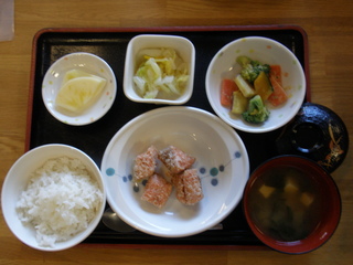 今日のお昼ご飯は、鮭のコロコロ揚げ、温野菜サラダ、ゆず浸し、味噌汁、果物でした。