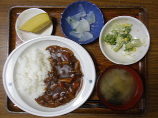 きょうのお昼ご飯は、ハヤシライス、卵サラダ、浅漬け、味噌汁、果物でした。
