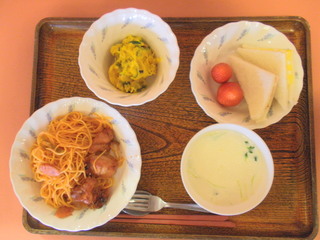 きょうのお昼ご飯は、スパゲティ、サンドイッチ（ハム・卵）、とりの照り焼き、かぼちゃサラダ、コーンスープ、いちごでした。