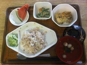 今日のお昼ご飯は、しば漬け寿司、千草焼き、ごまソース和え、浅漬け、お吸い物、果物、です。