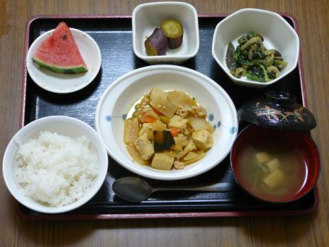 今日のお昼ご飯は、凍り豆腐のそぼろ煮、胡麻和え、煮物、味噌汁、果物です。