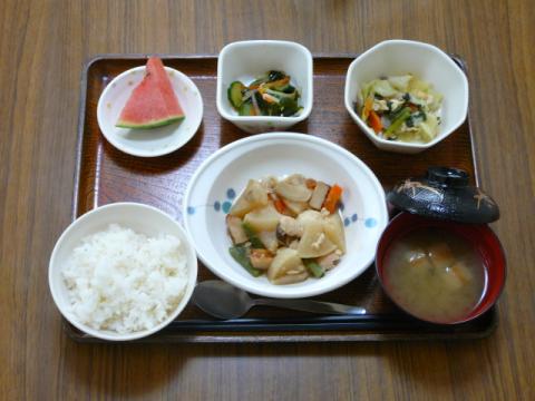 今日のお昼ご飯は、　煮物、煮浸し、酢の物、味噌汁、果物です。