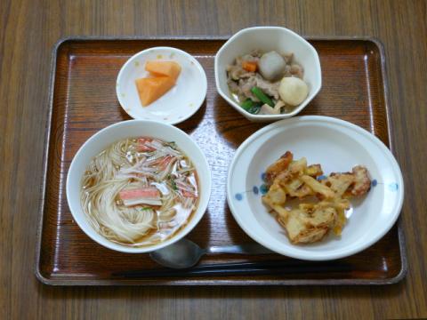 今日のお昼ご飯は、　そうめん、鶏肉と里芋の味噌煮、天ぷら、果物です。