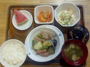 今日のお昼ご飯は、夏野菜のスープ煮、サラダ、人参のそぼろ煮、味噌汁、果物、です。