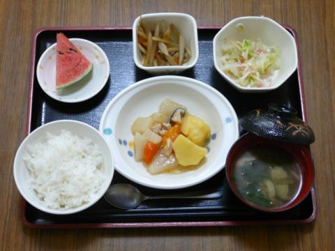 今日のお昼ご飯は、　吉野煮、きんぴら、酢の物、味噌汁、果物です。