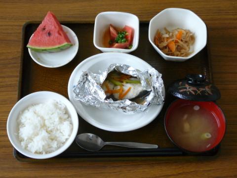 【今日お昼ご飯のメニュー】　魚のホイル焼き、大豆の胡麻風味煮、トマトの和風サラダ、味噌汁、果物です。
